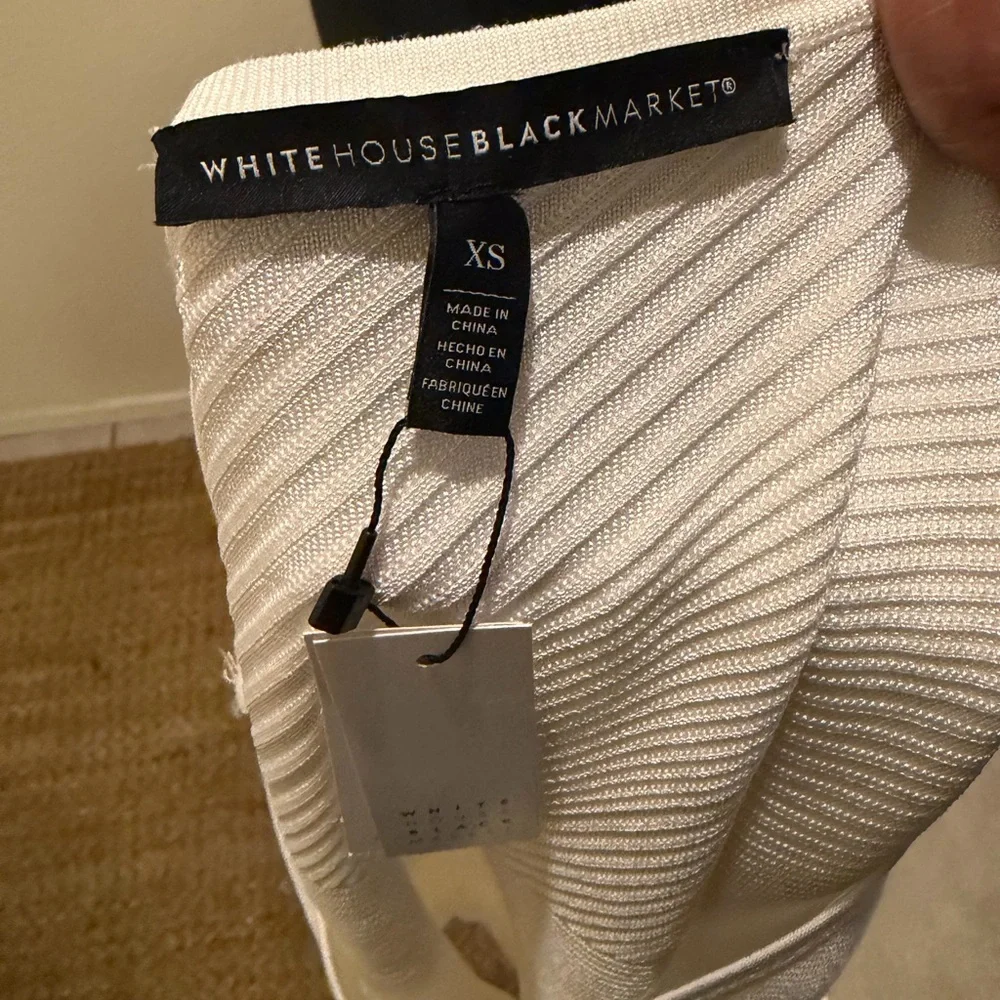 White House Black Market Cream Textured V-Neck Tee - Picture 5 of 5